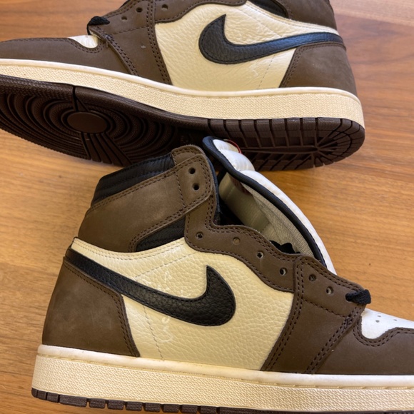 Travis Scott  x air jordan 1 retro high OG Mocha Size 8 men